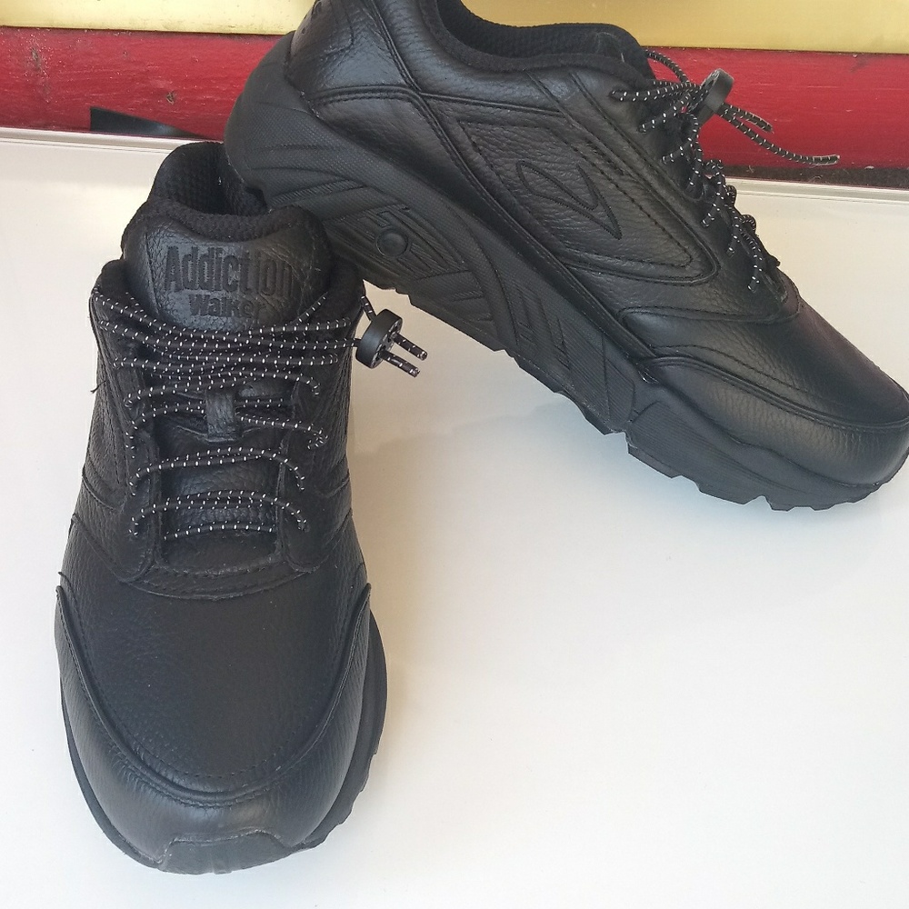 Size 11 D Brooks Addiction Walker. Excellent Looki